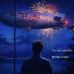 Illustration nocturne cinématographique aux tons bleus. Un homme vu de dos regarde le ciel par une baie vitrée donnant sur la mer. Dans le ciel, un dirigeable rétro portant l’inscription « BETTER CALL BERNARD » traverse des feux d’artifice, escorté par un petit drone lumineux en forme de sphère aux yeux en cœur. L’image est un mash-up explicite entre l’univers de Better Call Saul et la scène emblématique du dirigeable dans Scarface. En bas à droite, le texte : « Si c’est possible. Bonne année. »